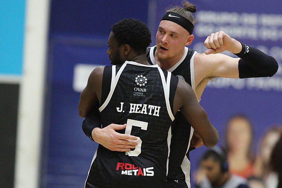Jay Heath Jr (n.º 5) e Jackson Stormo celebram a difícil vitória em Queluz