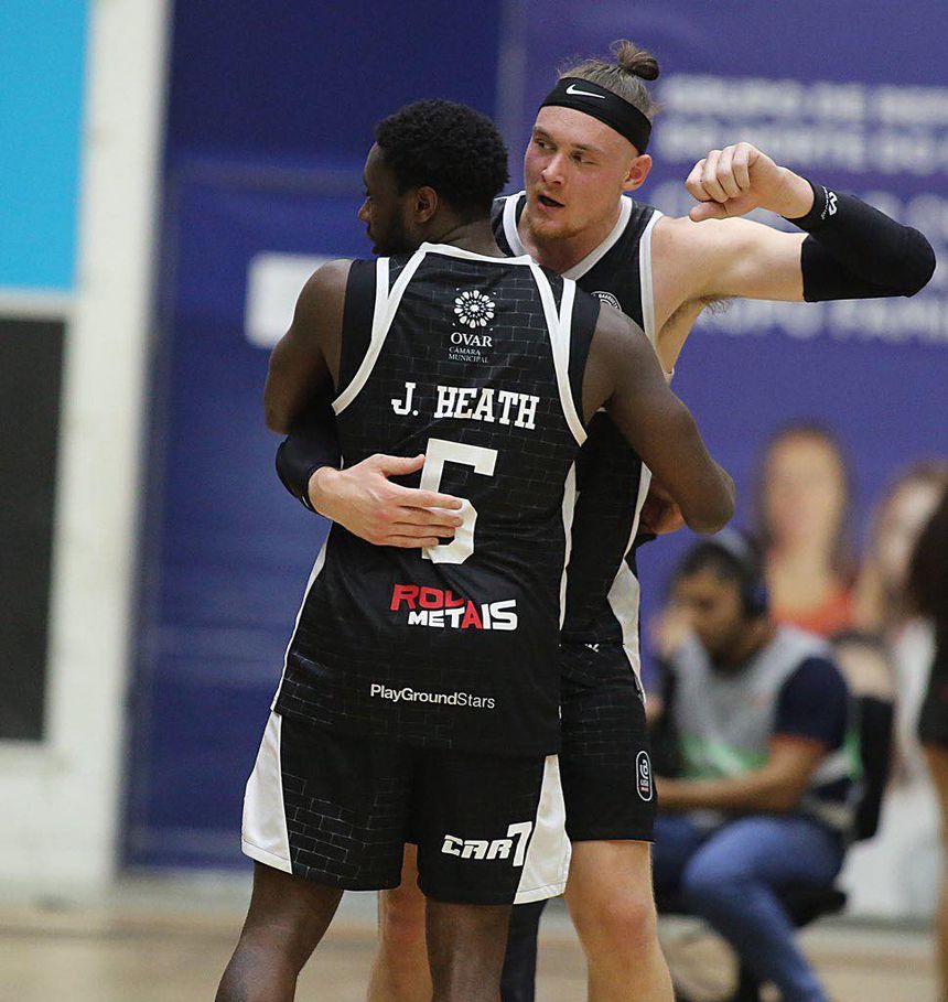 Jay Heath Jr (n.º 5) e Jackson Stormo celebram a difícil vitória em Queluz