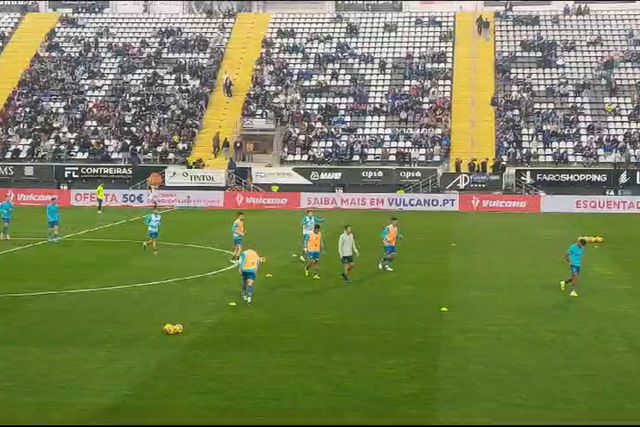 Jogadores do Farense vão aquecendo