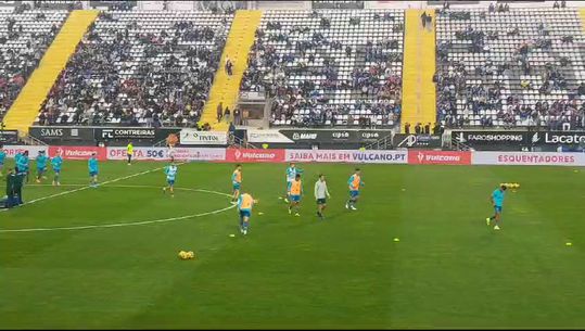 Jogadores do Farense vão aquecendo