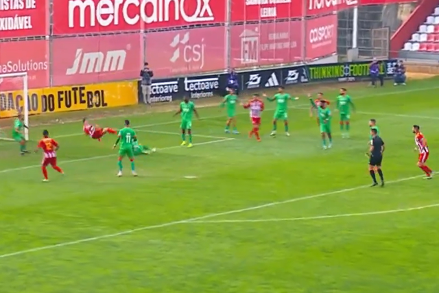 VÍDEO: aos 40 anos, Nenê marca de bicicleta