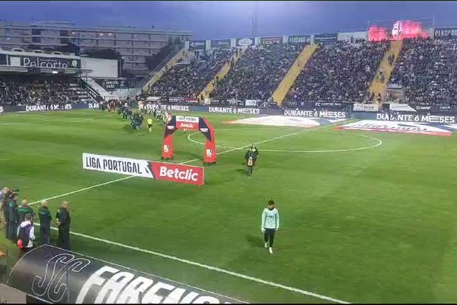 Entrada de FC Porto e Farense em campo