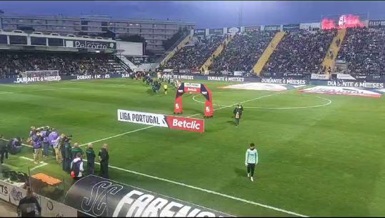 Entrada de FC Porto e Farense em campo