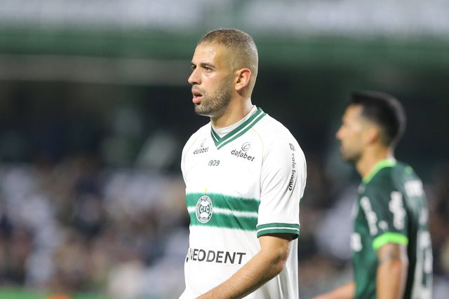 Coritiba pondera rescindir contrato com Slimani por justa causa