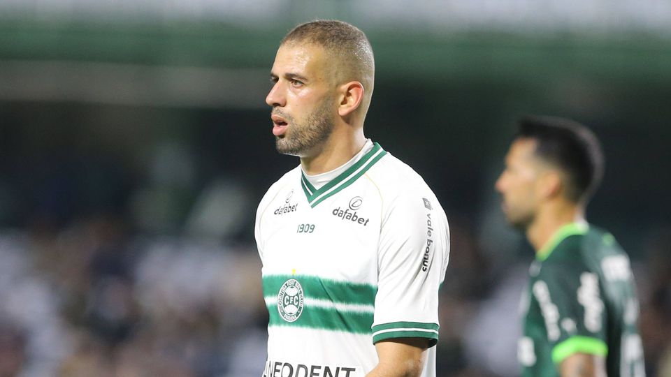 Coritiba pondera rescindir contrato com Slimani por justa causa