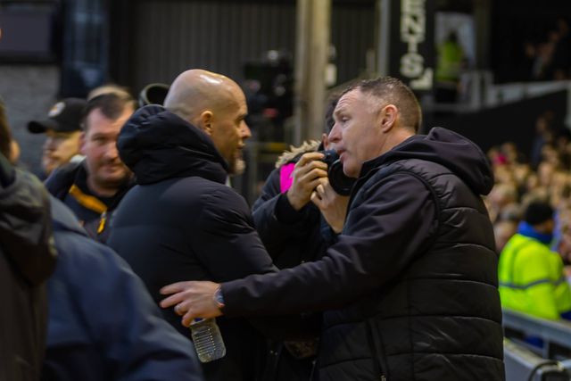 Vídeo: Ten Hag oferece garrafa ao adversário e é surpreendido pela resposta