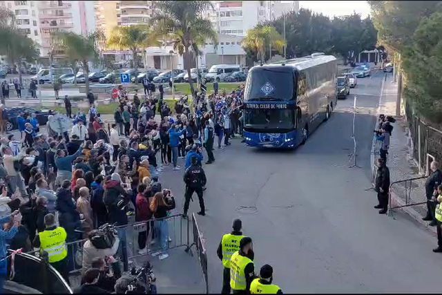 FC Porto: Pinto da Costa chegou com a equipa no autocarro