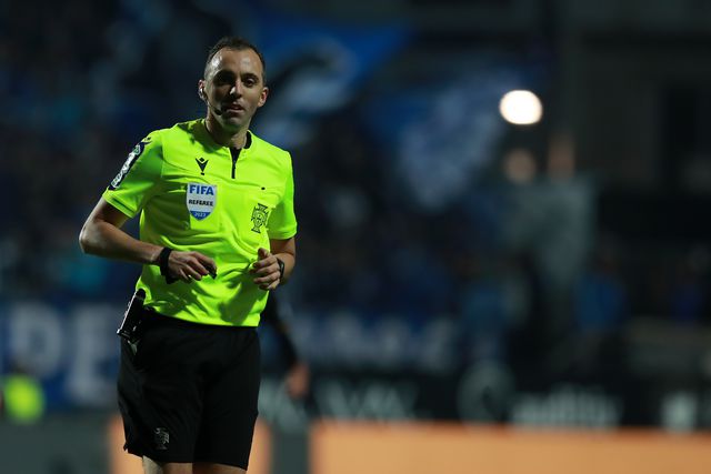 FC Porto tem penálti revertido e na resposta o Farense... falha penálti (vídeo)