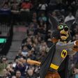 Morcego interrompe jogo dos Spurs (novamente) e Coyote veste-se de Batman para o caçar (vídeo)