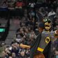 Morcego interrompe jogo dos Spurs (novamente) e Coyote veste-se de Batman para o caçar (vídeo)