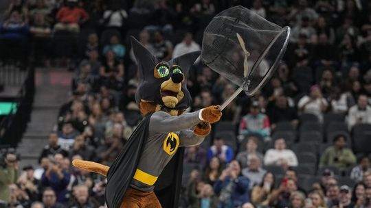 Morcego interrompe jogo dos Spurs (novamente) e Coyote veste-se de Batman para o caçar (vídeo)