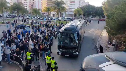 Muito apoio ao Farense na chegada ao Estádio