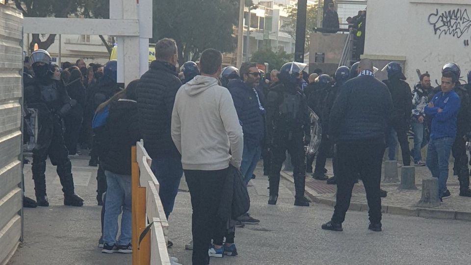 Carga policial sobre adeptos do FC Porto