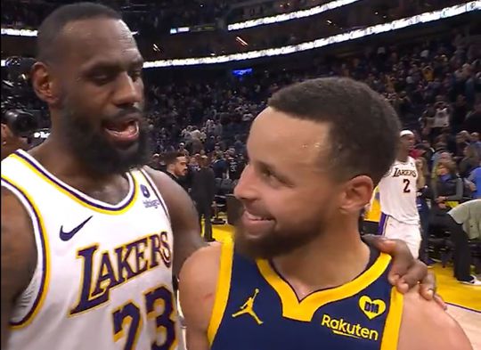 Vídeo: Espectáculo LeBron-Curry acabou em abraço