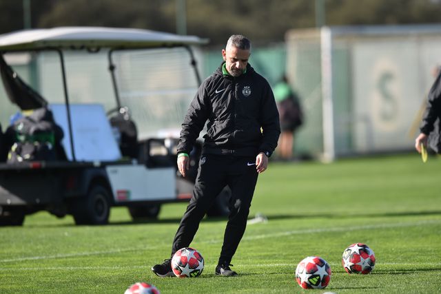 Rui Borges, treinador do Sporting, no relvado da Academia Cristiano Ronaldo, não resistiu a dar uns toques na bola