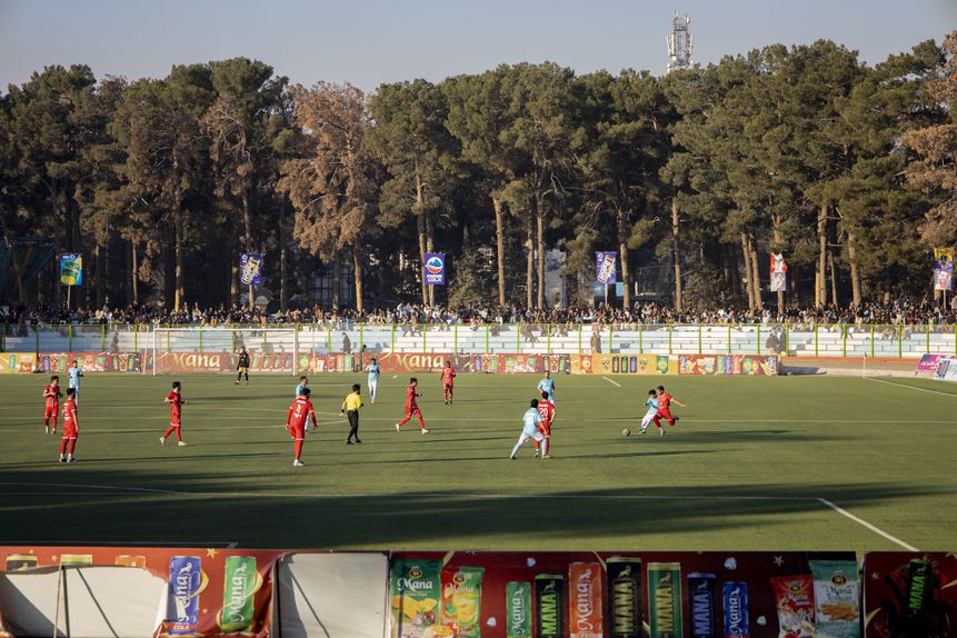 Os praticantes de atividades desportivas em infraestruturas desportivas abertas ao público e os participantes em provas ou manifestações desportivas devem, obrigatoriamente, beneficiar de um contrato de seguro desportivo
