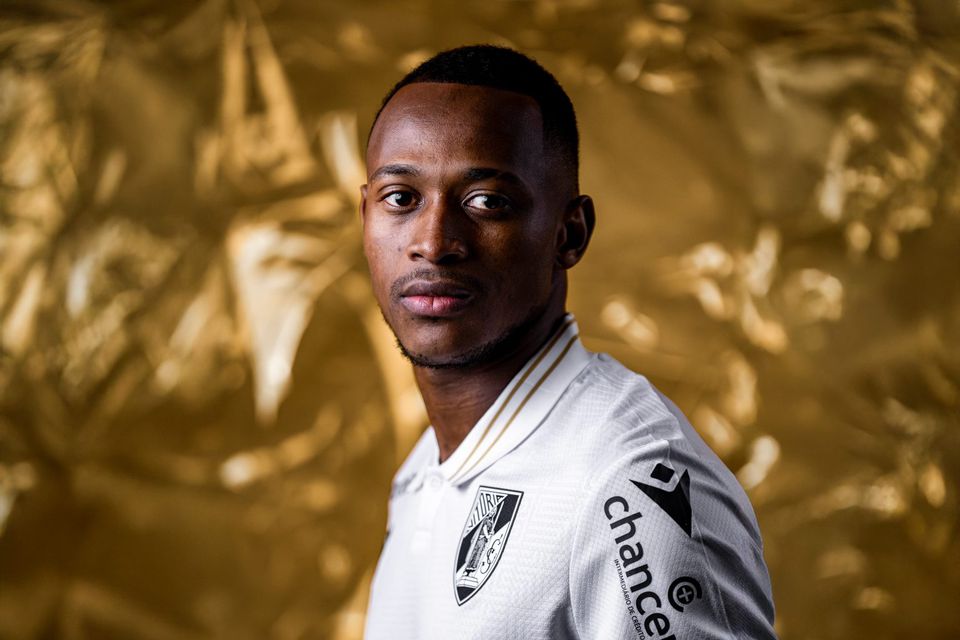 Umaro Embaló com a camisola do Vitória de Guimarães, na oficialização como reforço do clube