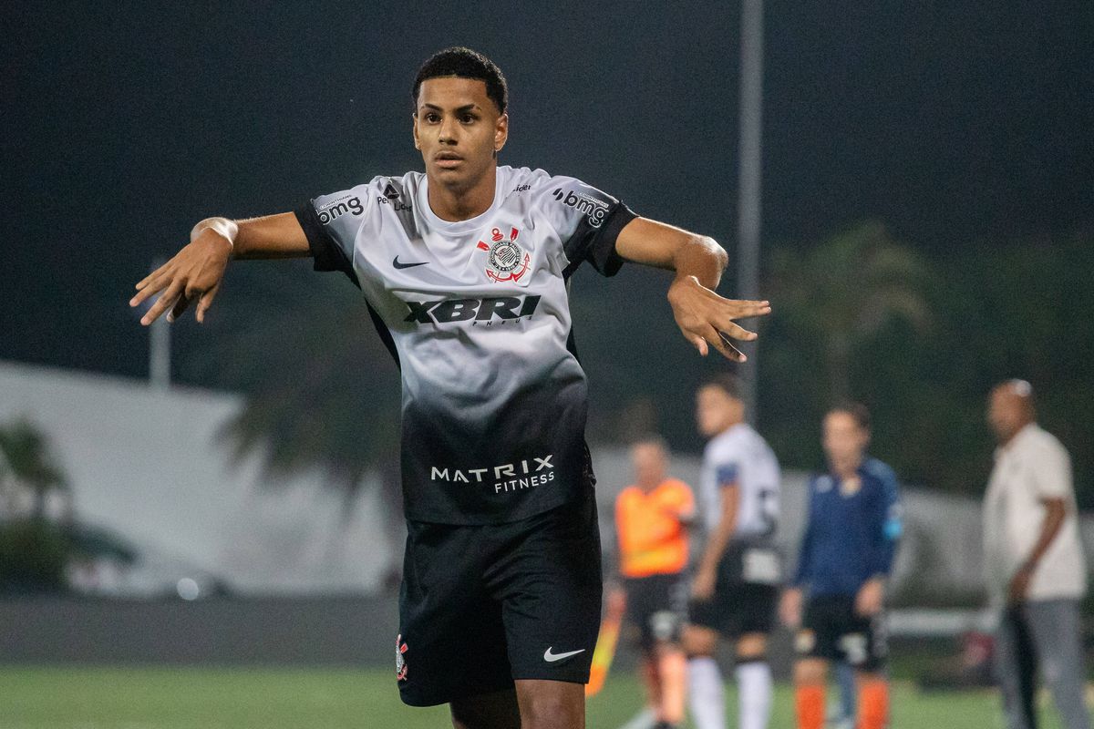 Mercado: Chelsea negoceia lateral de 16 anos do Corinthians