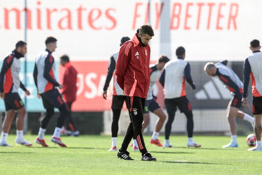 Houve sorrisos no treino do Benfica, mas Lage esteve pensativo