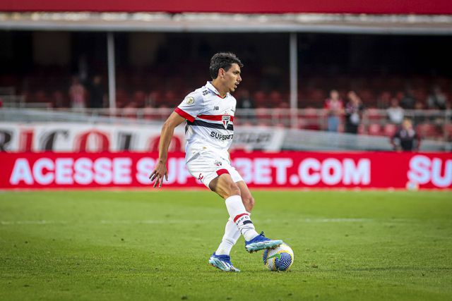 João Moreira, lateral-direito do São Paulo, já assinou pelo FC Porto por um ano