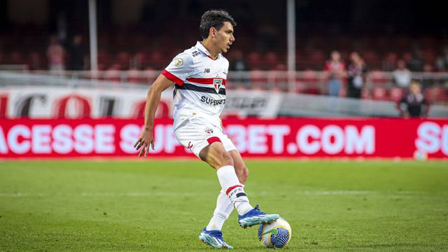 João Moreira, lateral-direito do São Paulo, já assinou pelo FC Porto por um ano