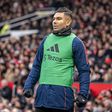 Casemiro realizando exercícios de aquecimento antes de um jogo do Manchester United
