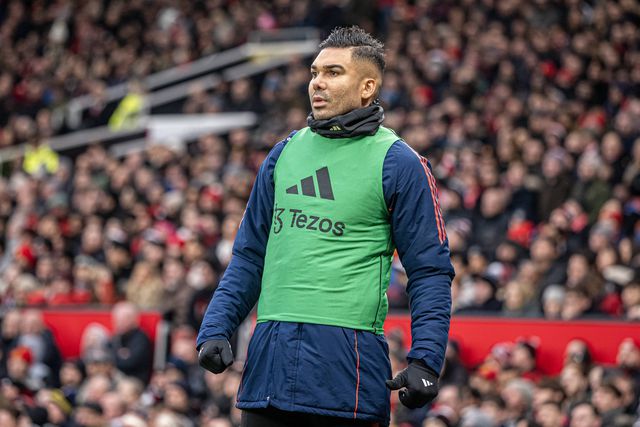 Casemiro realizando exercícios de aquecimento antes de um jogo do Manchester United
