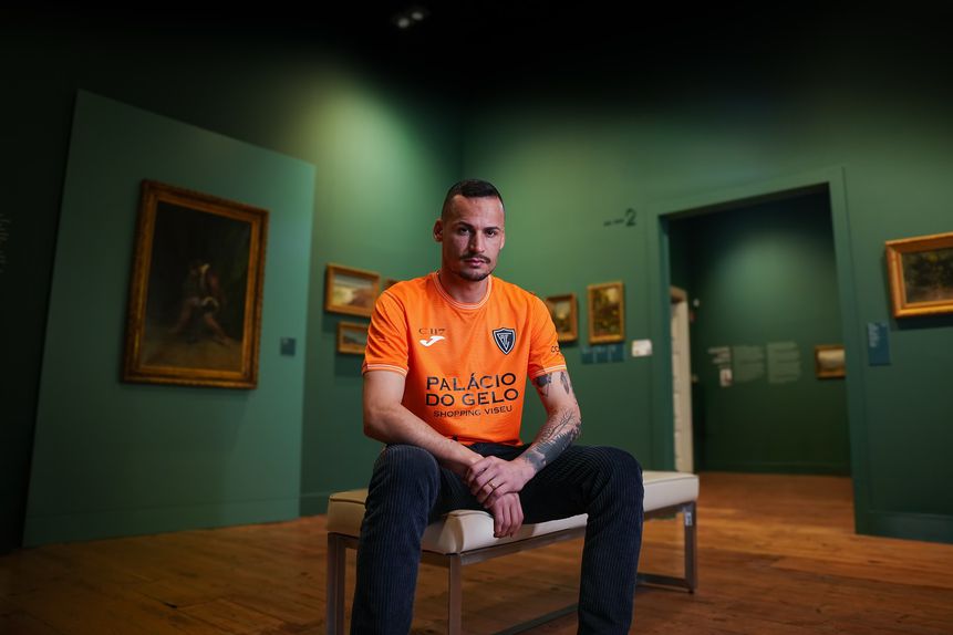 Bruno Brígido com a camisola do Académico de Viseu, na sua apresentação pelo clube