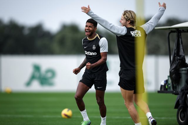 Matheus Reis e Hjulmand num momento mais descontraído num treino em Alcochete