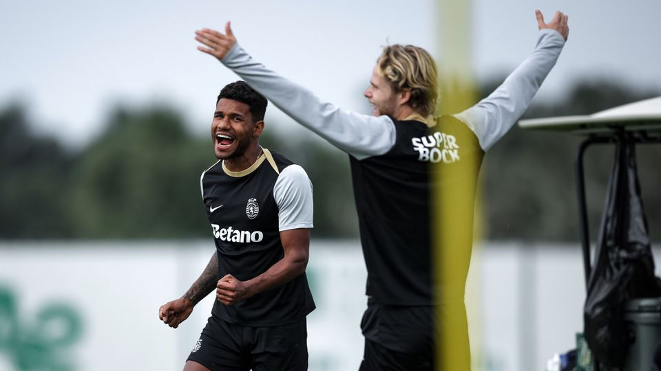 Matheus Reis e Hjulmand num momento mais descontraído num treino em Alcochete
