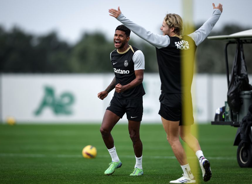 Matheus Reis e Hjulmand num momento mais descontraído num treino em Alcochete