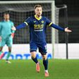 Casper Tengstedt de braços abertos com a camisola do Hellas Verona