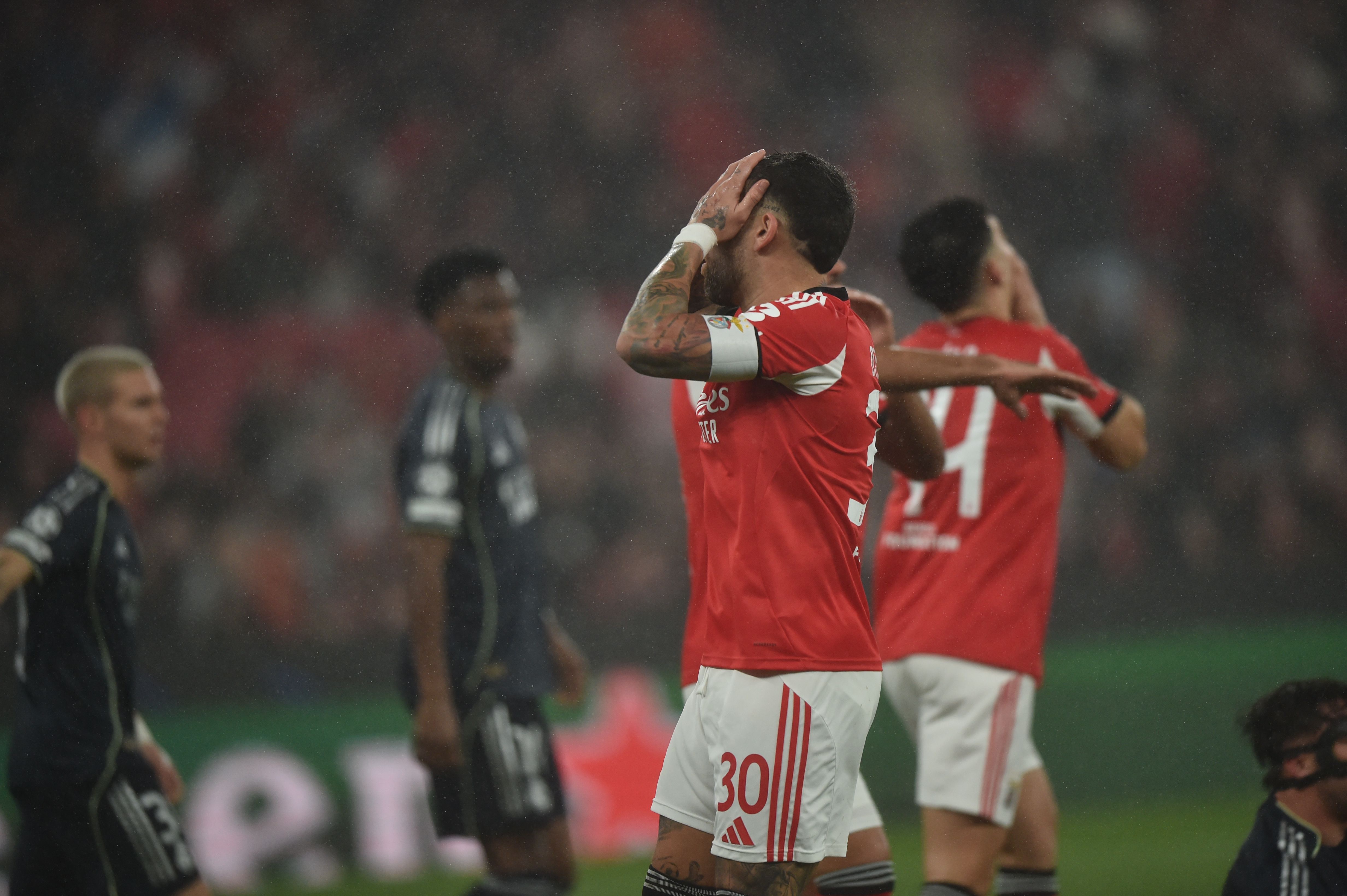 A reação dos centrais do Benfica ao golo de Mbappé - Foto: Miguel Nunes