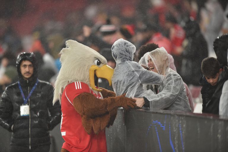 Algum tempo de convívio com a mascote do Benfica - Foto: Miguel Nunes