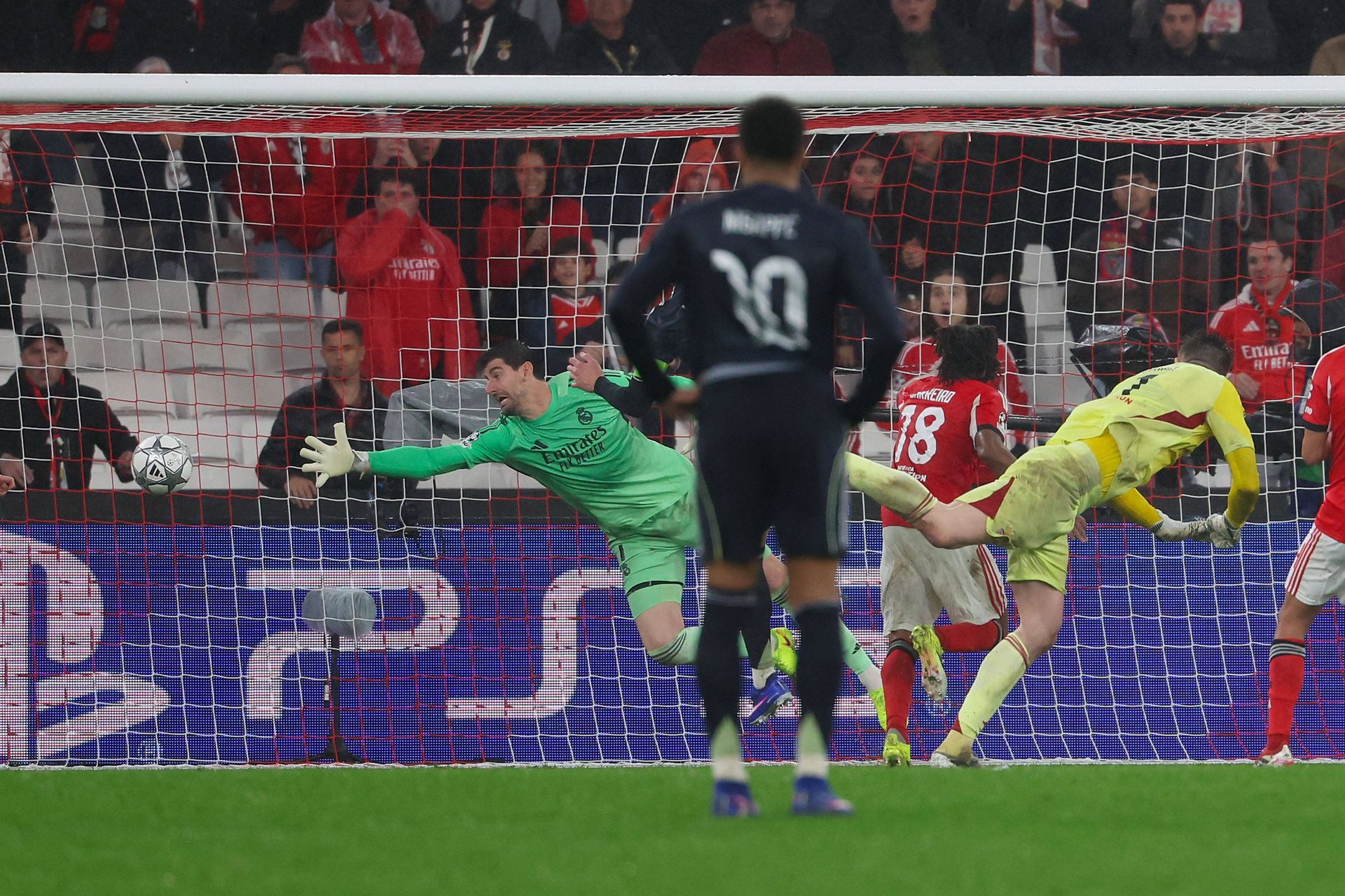 O inacreditável golo de Trubin (sim, ele!) aos 90'+7'! - Foto: IMAGO