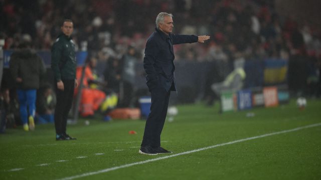 Mourinho admitiu não sabia que o Benfica precisava de marcar mais um golo quando fez as últimas substituições — Foto: Miguel Nunes