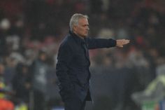 Mourinho admitiu não sabia que o Benfica precisava de marcar mais um golo quando fez as últimas substituições — Foto: Miguel Nunes