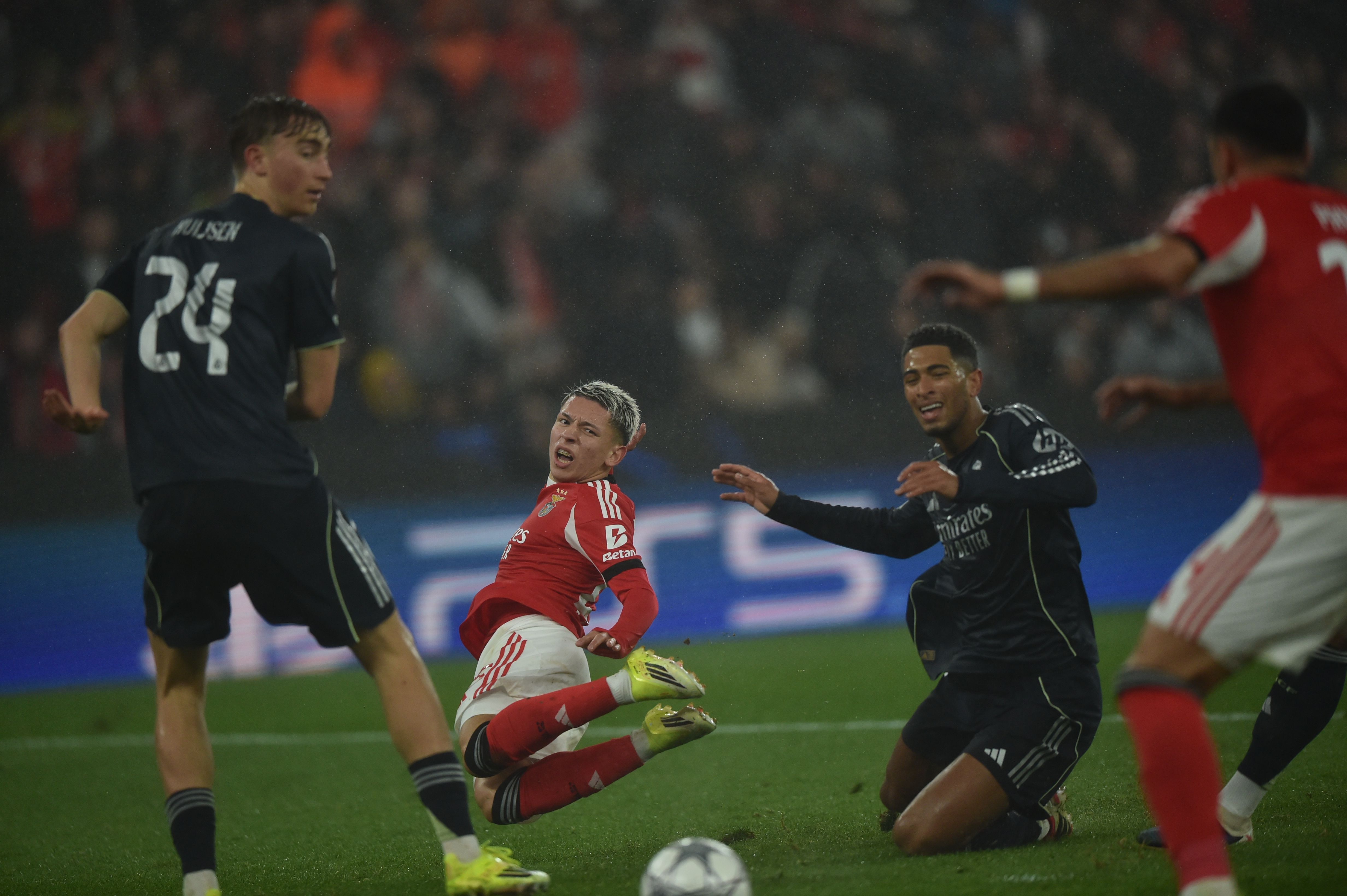 Prestianni caiu na área após toque de Bellingham e o árbitro assinalou penálti - Foto: Miguel Nunes
