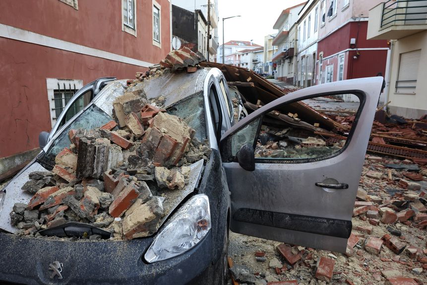 Viaturas ficaram completamente soterradas (Foto: Lusa/Paulo Novais)