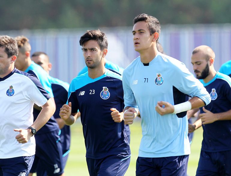 Raúl Godiño (à direita), Chivas – FC Porto (2014). Jogou nos juniores, equipa B e por empréstimo no União da Madeira, não chegando à equipa principal – Foto: EDUARDO OLIVEIRA/ASF
