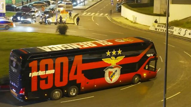 Chegada do autocarro do Benfica à Luz antes do jogo com o Real Madrid