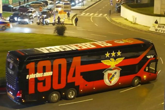 Chegada do autocarro do Benfica à Luz antes do jogo com o Real Madrid