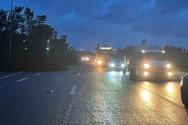 Estragos na A8, à saída de Leiria, no sentido Norte-Sul (D.R.)