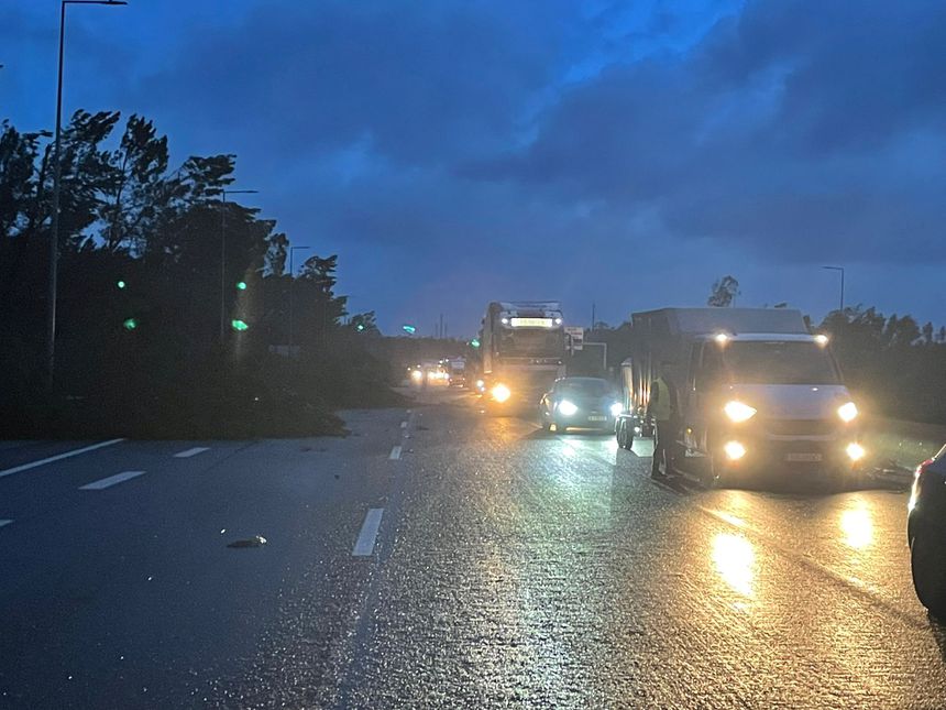 Estragos na A8, à saída de Leiria, no sentido Norte-Sul (D.R.)