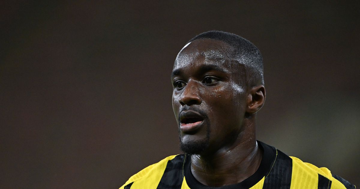 VÍDEO: Diaby expulso após 'coice' nos genitais do adversário