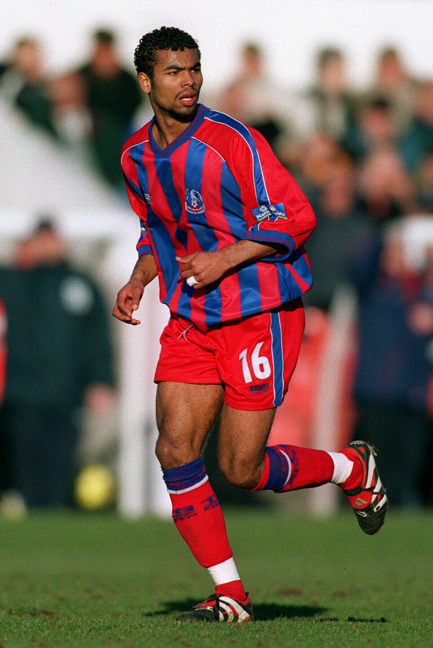 Ashley Cole, Arsenal – Crystal Palace (2000). Todos sabem que o lateral fez carreira em Londres (Arsenal e Chelsea) mas uma passagem pelo ‘palácio’ foi onde jogou pela primeira vez na carreira com regularidade (IMAGO)