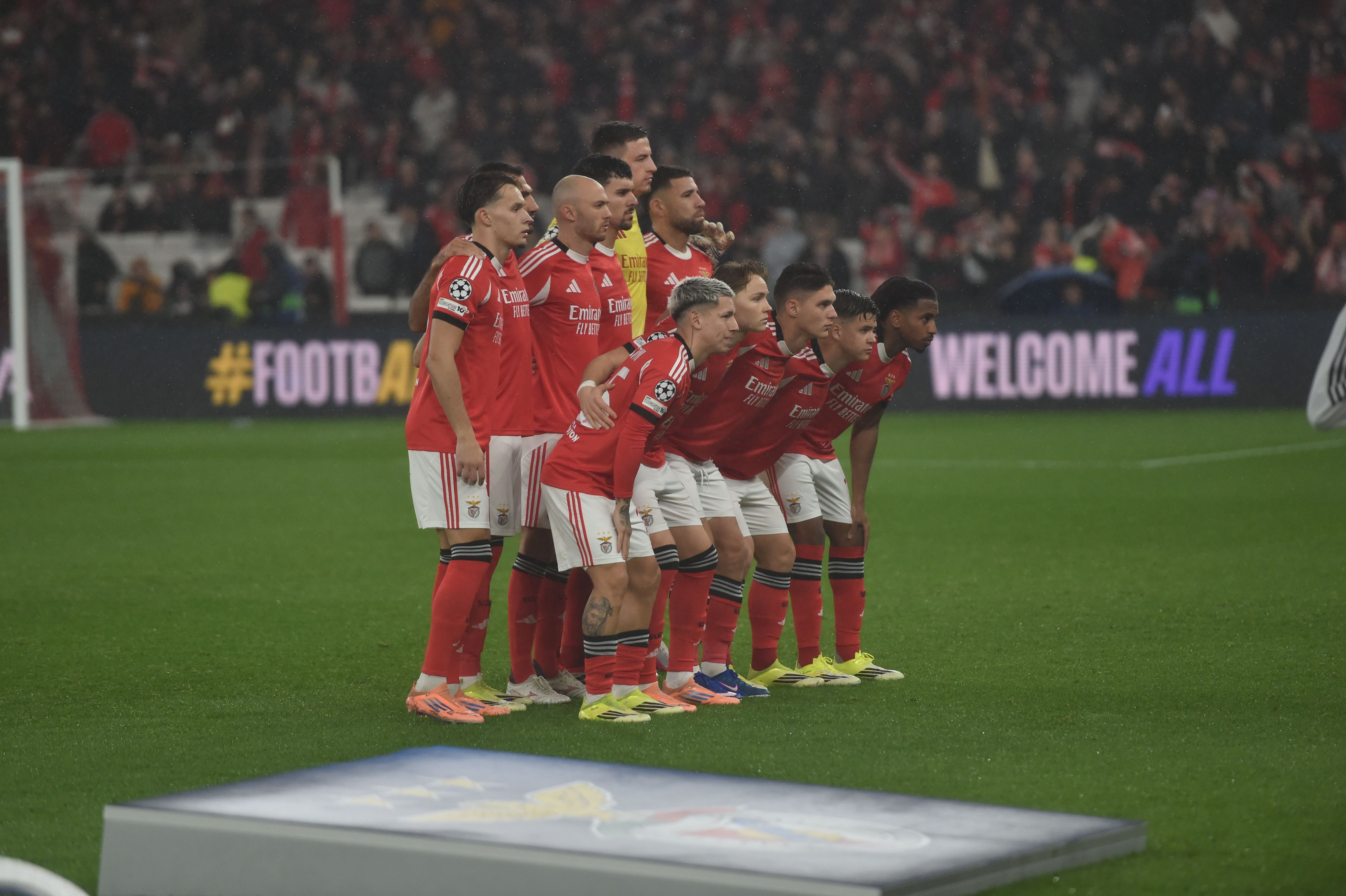 A equipa do Benfica perfilada antes do apito inicial - Foto: Miguel Nunes