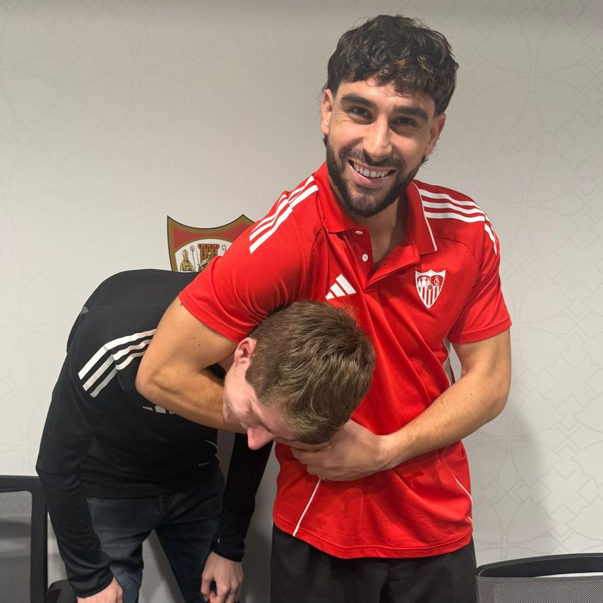 Maupay 'vingou-se' do administrador da conta do X do Sevilha - Foto: Neal Maupay/X