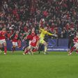 Épico! Monumental! Trubin marca o quarto e o Benfica está no play-off!