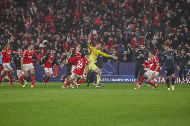Épico! Monumental! Trubin marca o quarto e o Benfica está no play-off!